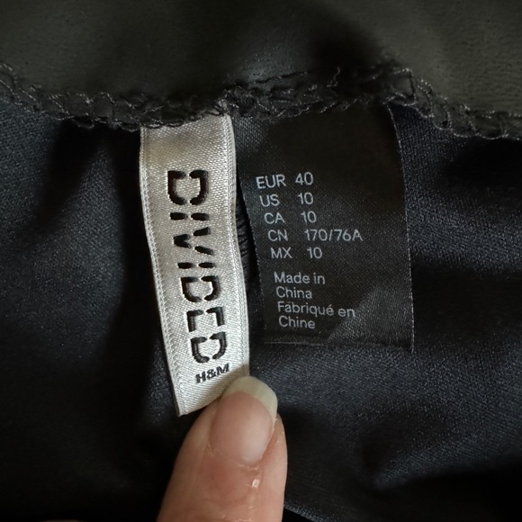 Women’s sz 10 pleather moto-style pants - Picture 4 of 5